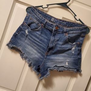 No boundaries denim shorts. Size L.